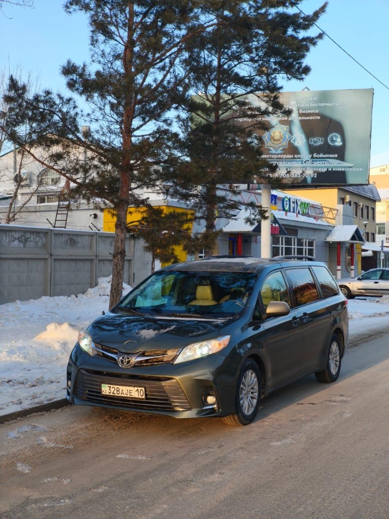 Toyota Sienna — тёмная, на улице