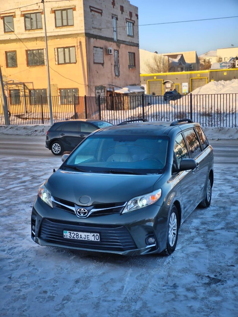 Toyota Sienna — тёмная