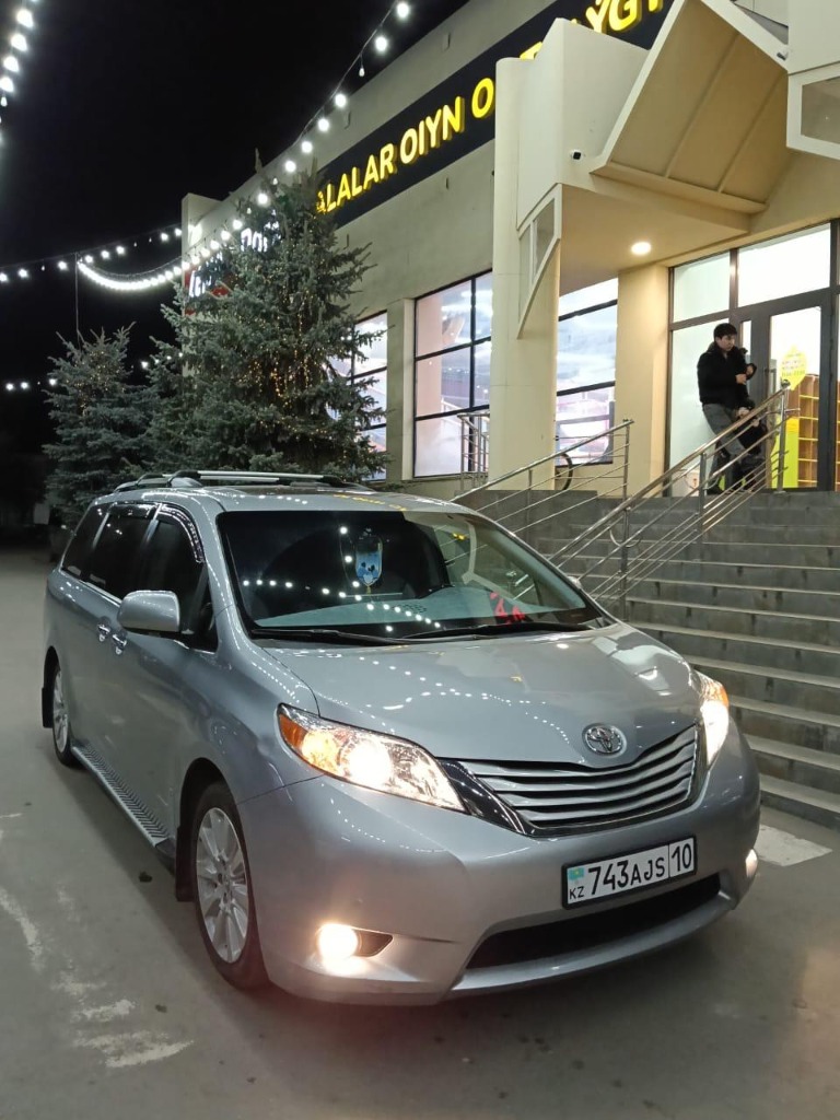 Toyota Sienna — серебристая, вечер