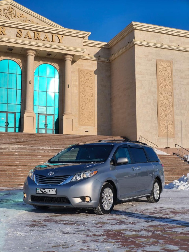 Toyota Sienna — серебристая